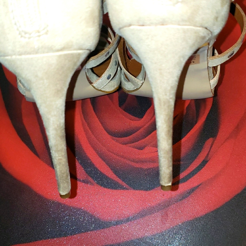 Cape Robbin Heels - Picture 5 of 7